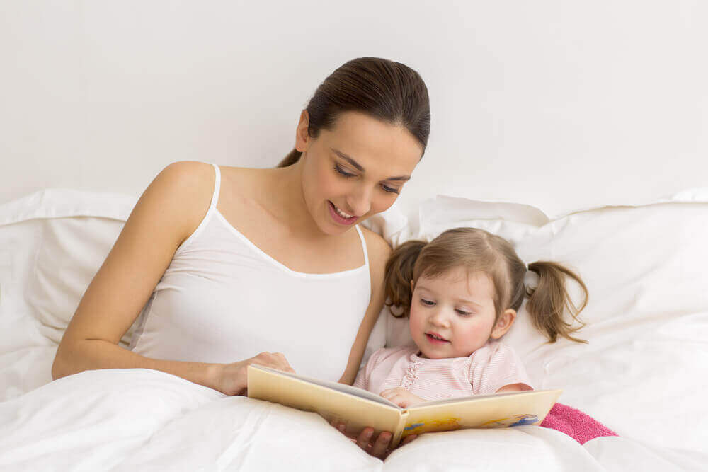 Matka czytająca z córką.