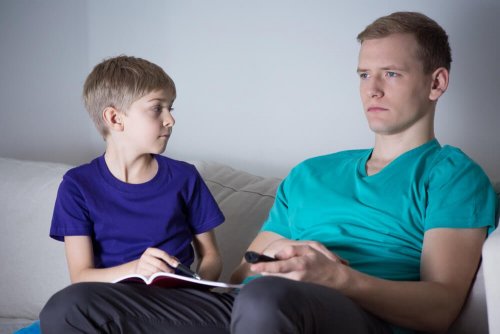  chłopiec i ojciec - dziecko nie chce słuchać