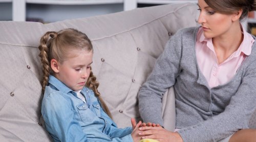 smutna dziewczynka i mama