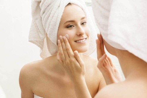 Kobieta podczas higieny twarzy