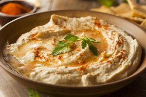 Lekki i pyszny hummus na bazie ciecierzycy - palce lizać!