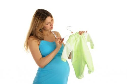 Torba na dzień porodu - kobieta wybiera ubranka