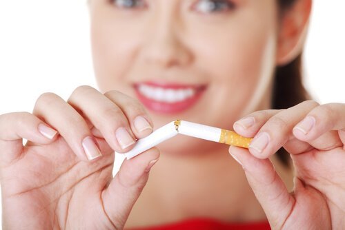 Kobieta niszcząca papierosa - powody aby rzucić palenie