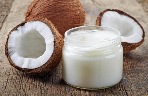 Olej kokosowy usuwa przebarwienia i pielęgnuje skórę.