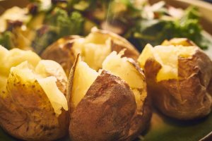 Pieczone ziemniaki - 5 przepisów na przekąski z pieca