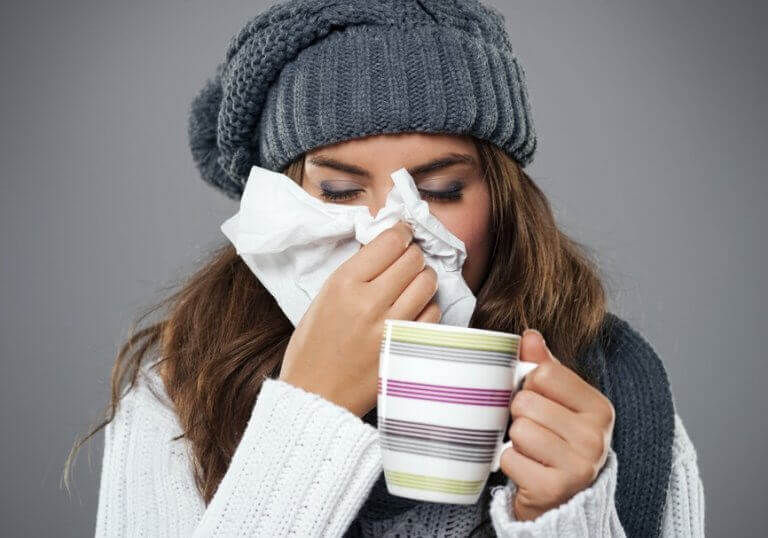 Kobieta cierpiąca z powodu przeziębienia atakującego układ oddechowy.