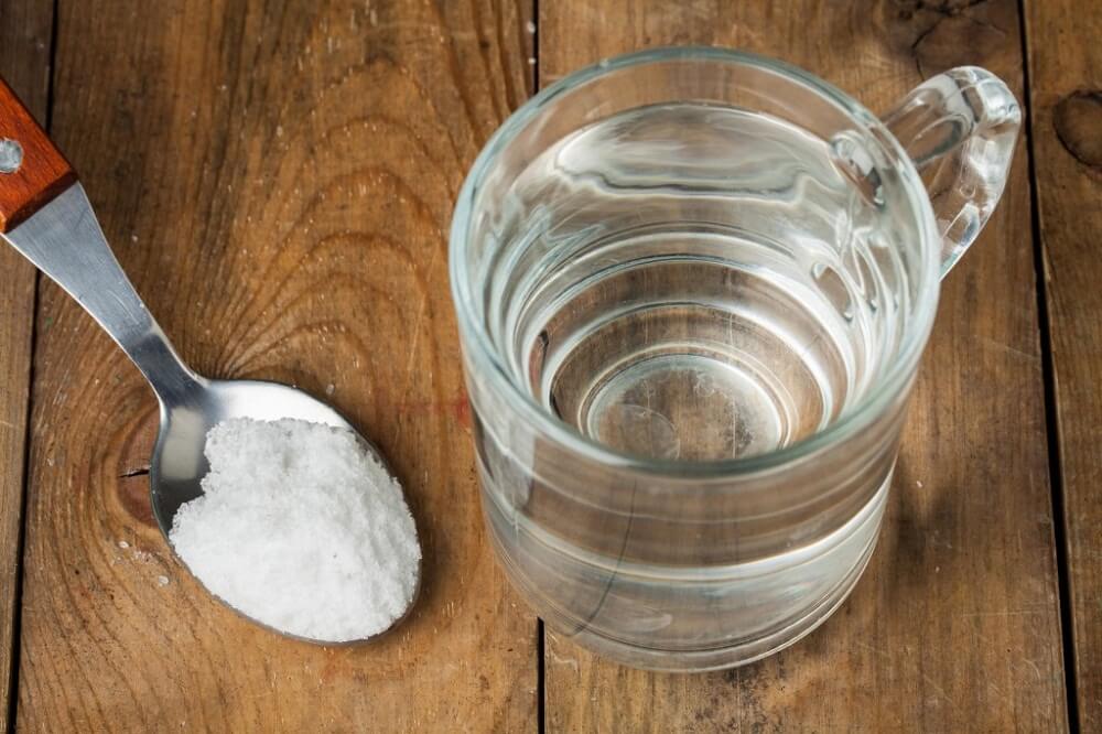 Szklanka wody i łyżeczka sody oczyszczonej