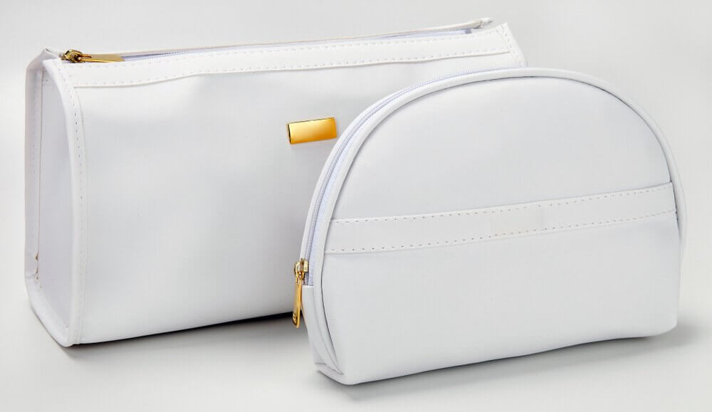 Dwie białe kosmetyczki