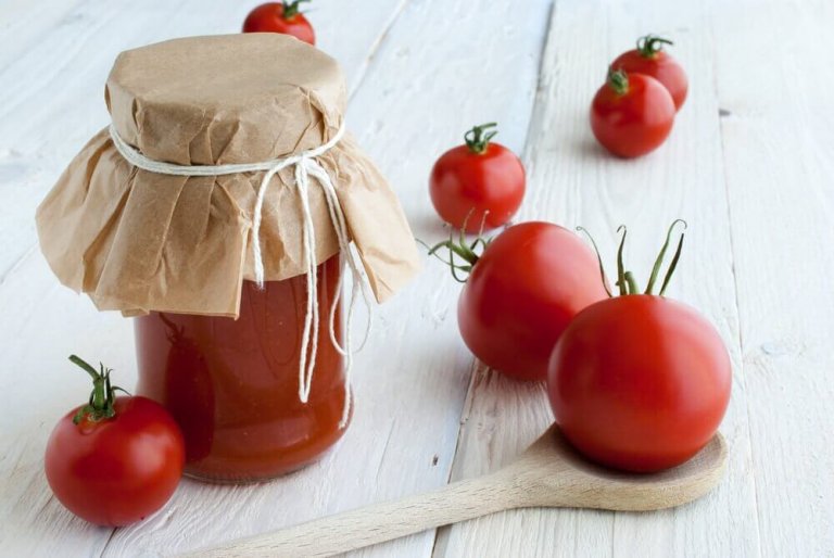 Pomidory w słoikach – po co i jak je robić?