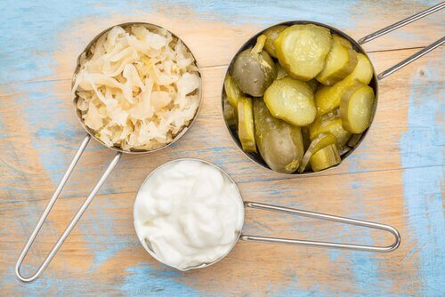 probiotyki naturalne kiszone i jogurt