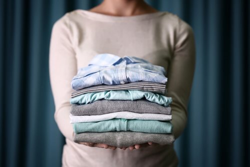 Stos poskładanych ubrań - czyli jak uprościć sobie sprzątanie