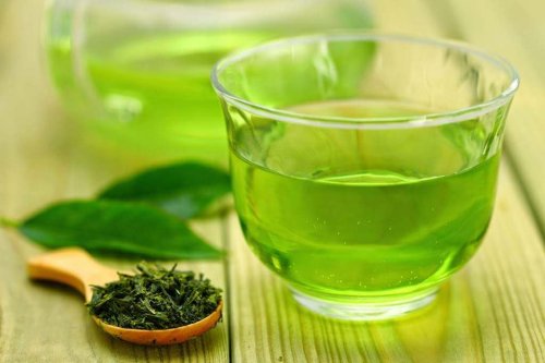 zielona herbata w szklance