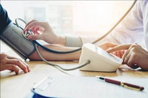 Zbyt niskie ciśnienie: co jeść, by podnieść je naturalnie?