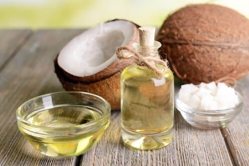 Przygotuj balsam mieszając ocet z olejem kokosowym.