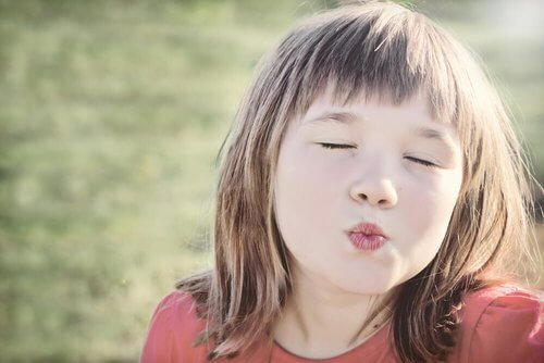 Wymuszanie buziaków u dzieci - dlaczego stanowi błąd?