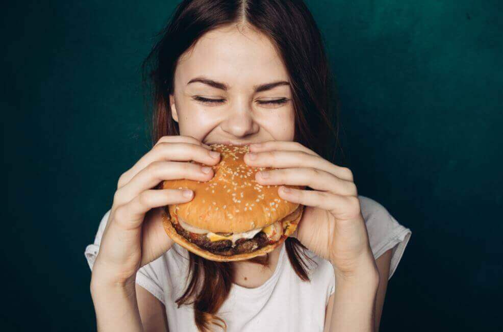 Dziewczyna je hamburgera