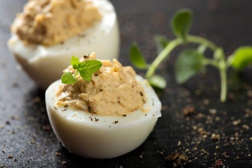 Jajka faszerowane – 4 proste i smaczne przepisy
