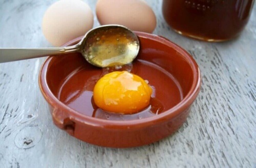 Jajko to źródło protein dla włosów.