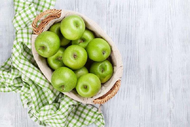 Koszyk zielonych jabłek