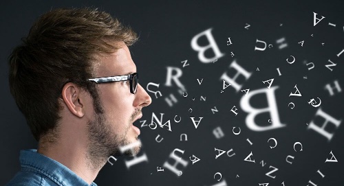 Kiedy kłamiemy, nasz głos często brzmi inaczej.