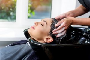 Wizyta u fryzjera – nie rezygnuj z chwili relaksu!