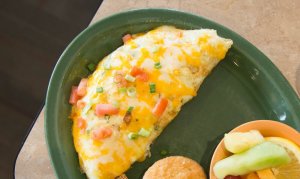 Omlet francuski z dodatkami - idealny przysmak!