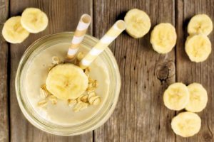 Smoothie z mlekiem owsianym – 4 zdrowe przekąski