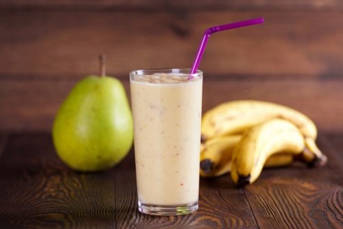 Smoothie z mlekiem owsianym i gruszką jest sycące, pyszne i zdrowe!