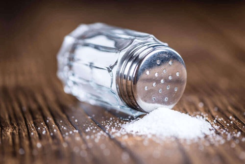Zbyt niskie ciśnienie możesz skutecznie podnieść jedząc sól.