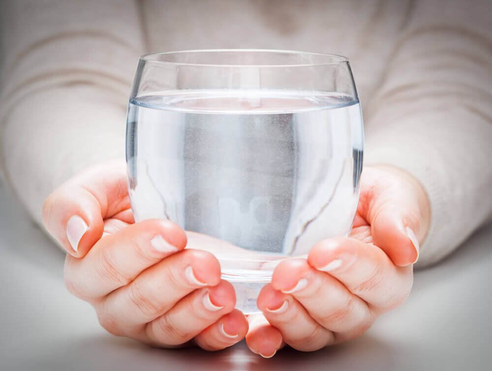 Szklanka wody w dłoniach