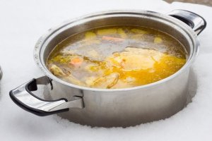 Niskotłuszczowy bulion - 2 sposoby na rosół