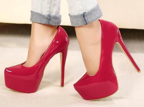 Buty na zbyt wysokich koturnach.