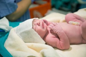 Cesarskie cięcie - niezbędna opieka przed i po