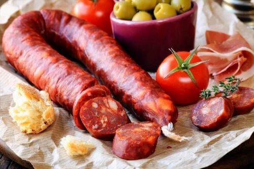 Hiszpańska tortilla z ziemniakami, chorizo i szynką jest bardzo popularna.