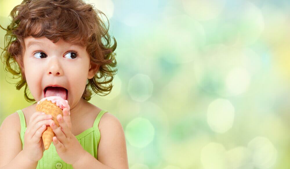 dziecko jedzące loda