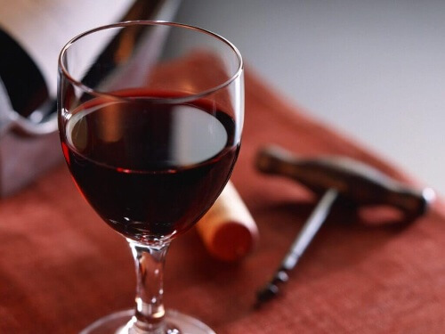 Domowy środek do drewna na bazie czerwonego wina sprawdzi się w przypadku ciemnych mebli.