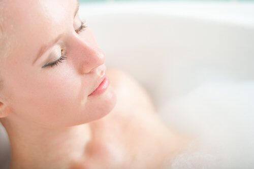 Kąpiel zadziała relaksująco, redukując jednocześnie nieprzyjemny zapach potu.
