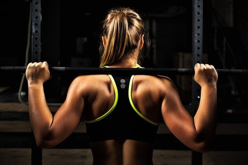 Kobieta uprawia fitness