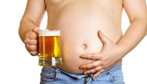 Mężczyzna z dużym brzuchem