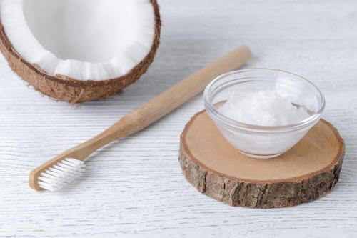 Olej kokosowy pomaga zwalczać infekcje w jamie ustnej
