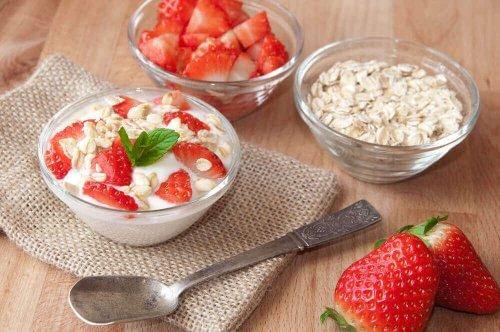 Płatki z jogurtem i owocami to prosty przepis na pyszne śniadanie.