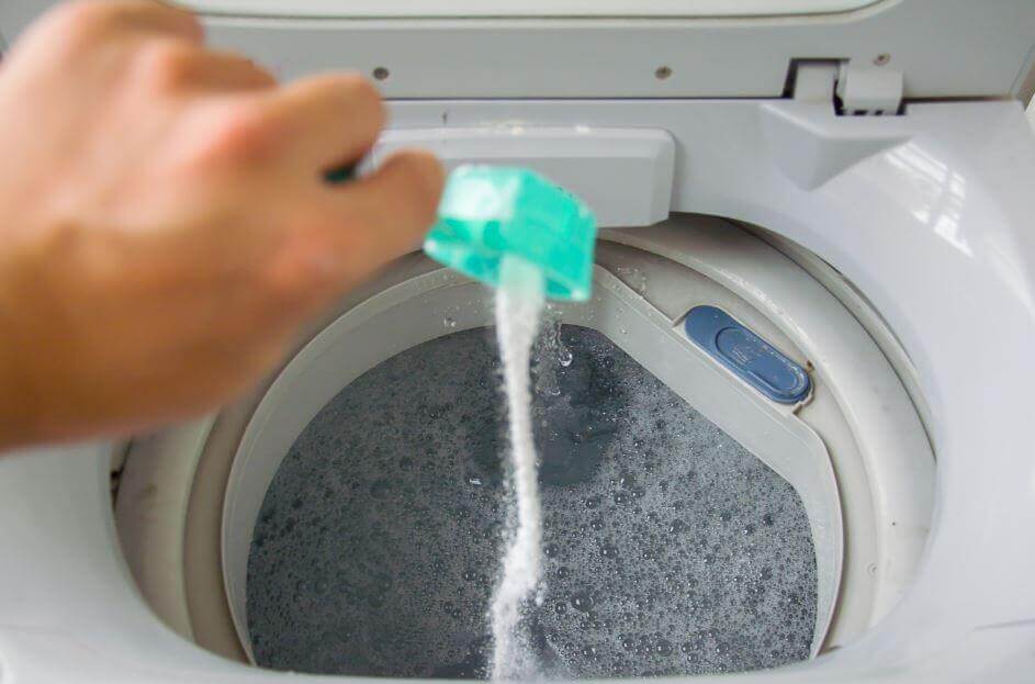 Wsypywanie sody oczyszczonej do pralki