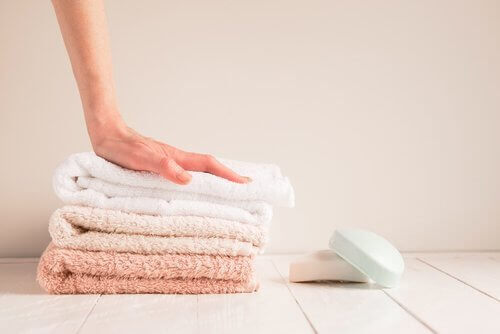 Stosik ręczników.
