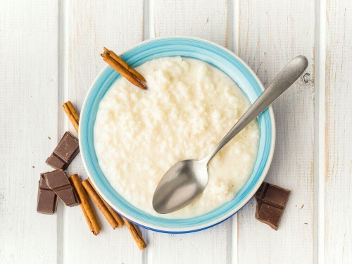 Niskokaloryczny pudding ryżowy smakuje świetnie z cynamonem i nutką cytrusów.