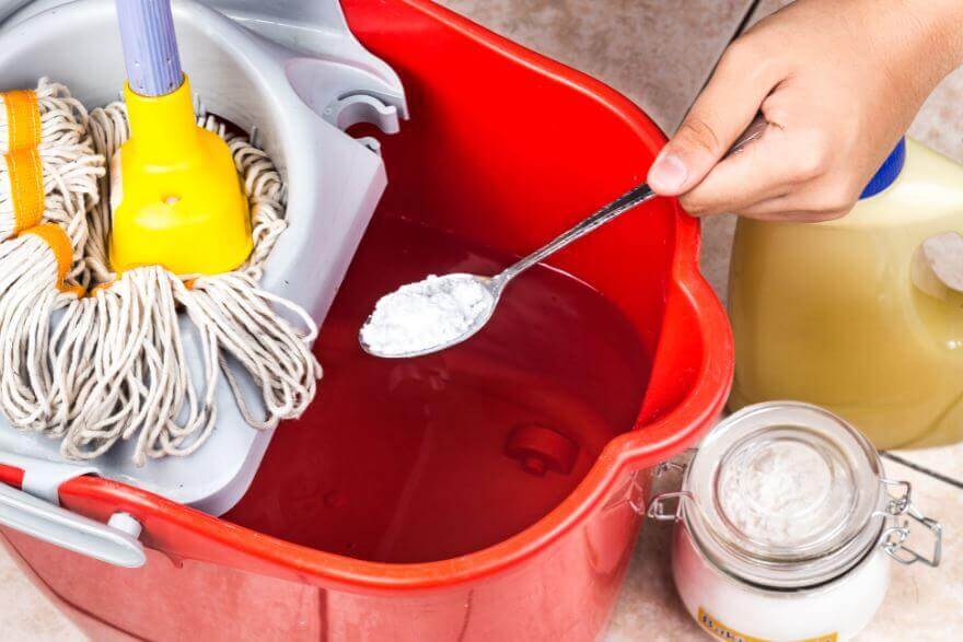 Użycie sody oczyszczonej do mycia podłóg