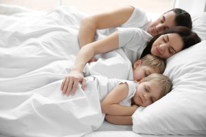 Spanie z rodzicami - skąd się bierze ten nawyk u dzieci?