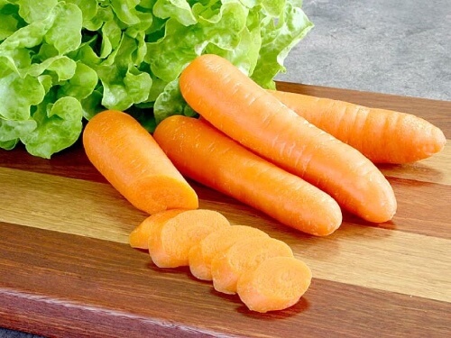 Połączenie marchewki i miodu odżywi i nawilży skórę.