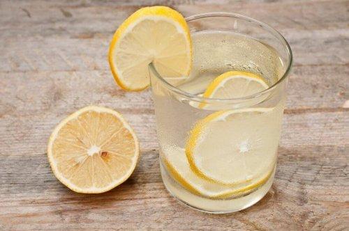 Jeśli chodzi o naturalne sposoby na refluks, picie na pusty żołądek ciepłej wody z cytryną to najstarsza znana metoda. 