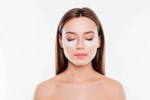 Jak ukryć cienie pod oczami z pomocą makijażu? Poznaj kilka wskazówek