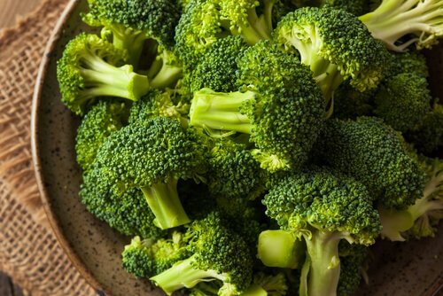 Świeże brokuły to produkty niskowęglowodanowe